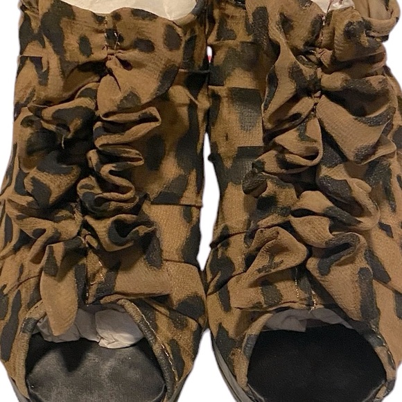 NWOT Women’s Leopard Print Ruffle Top Open-Toe Pumps - Picture 3 of 9